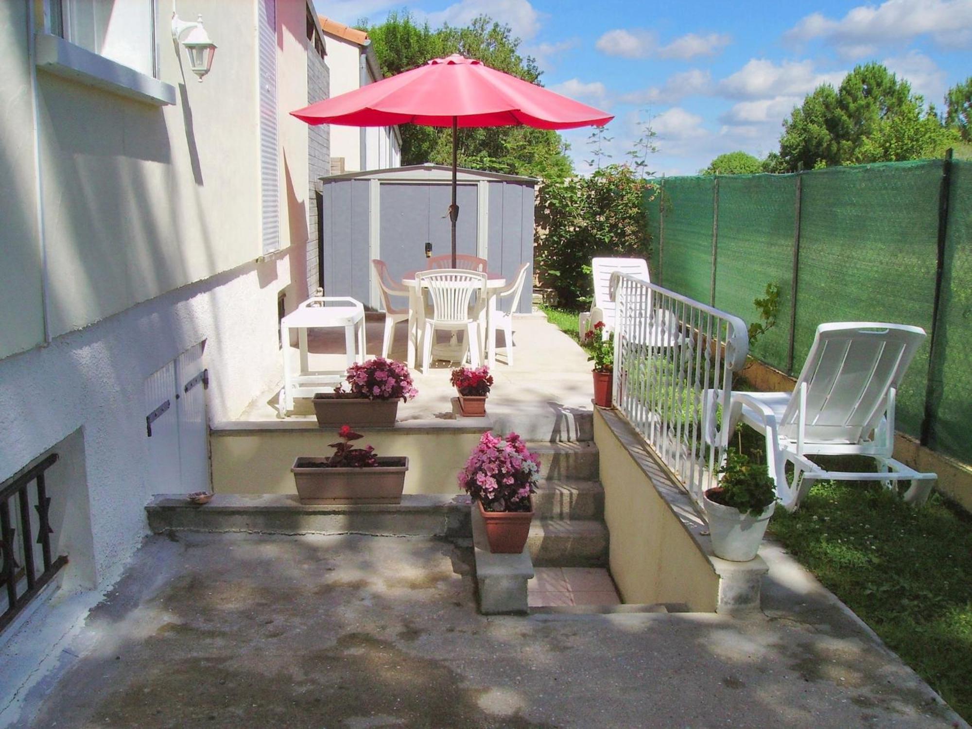 Appartement Charmant A Breuillet Avec Jardin Spacieux Exterior photo